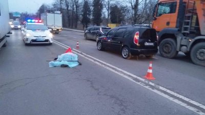У Львові два автомобілі скоїли смертельний наїзд на двірничку (ФОТО)