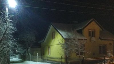 У Жовкві водій буса на перехресті вулиць «влетів» в огорожу приватного будинку