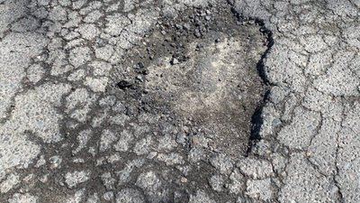 У Львові комунальники Садового вибірково латають ями
