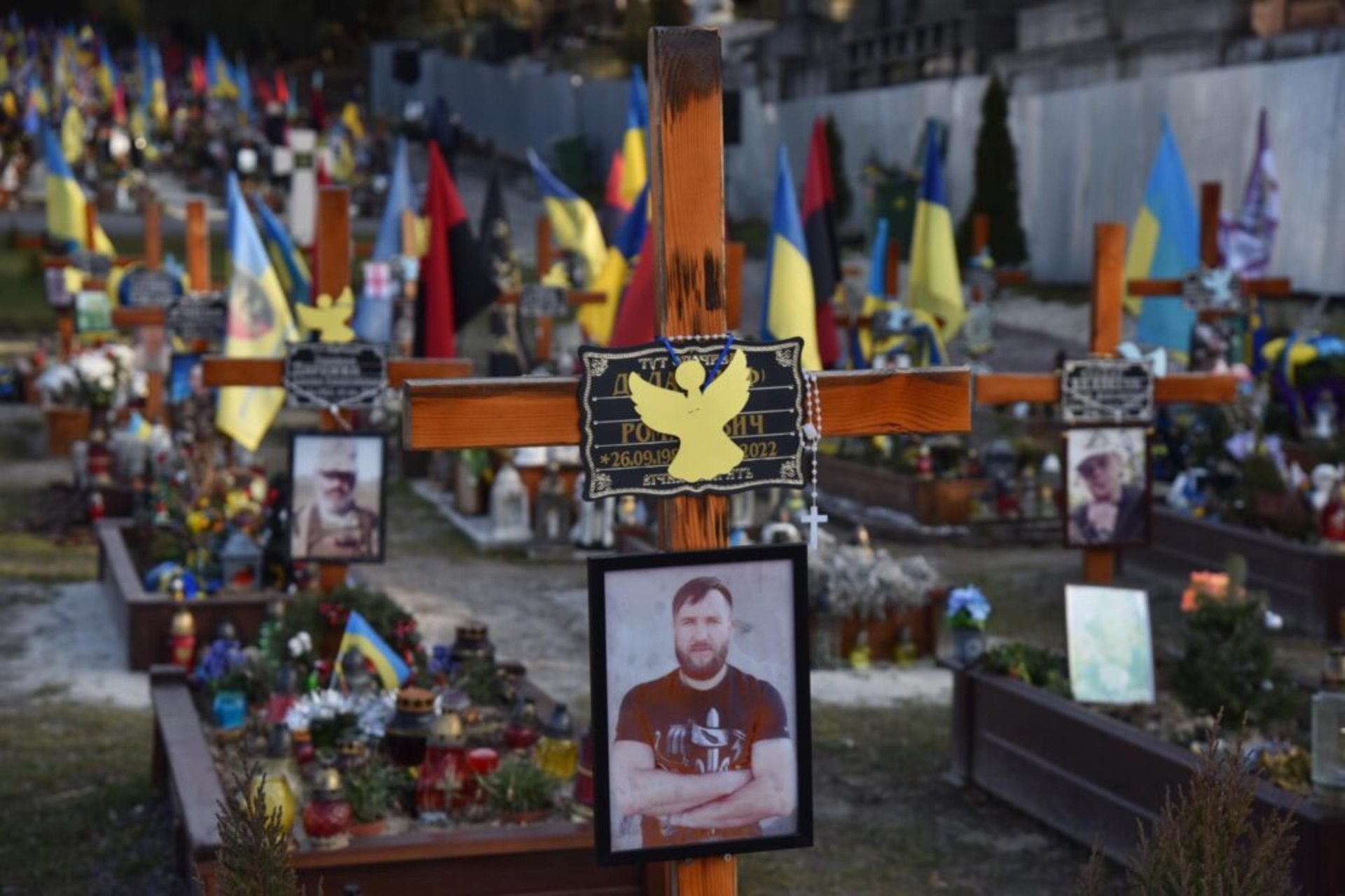 У Львові на могилах українських Героїв розвісили понад 400 ангеликів