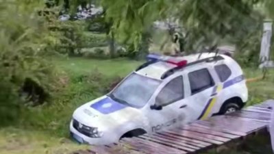 На Львівщині автомобіль поліції злетів з дороги (ВІДЕО)