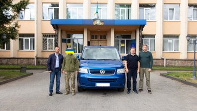 Львівщина передала для військових ще один автомобіль