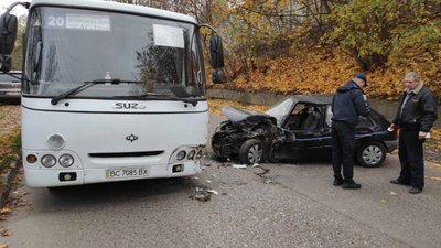 У Львові п'яний водій легковика врізався у автобус (ФОТО)