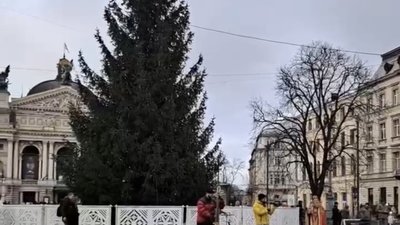 У центрі Львова біля ялинки співали пісень