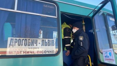 На Львівщині поліція перевіряє у пасажирів сертифікати вакцинації (ФОТО)