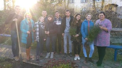 У Золочеві організували акцію «Посади дерево миру»
