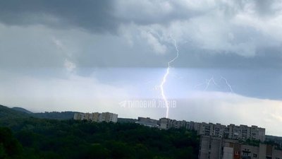 Над Львовом зняли блискавку (ВІДЕО)
