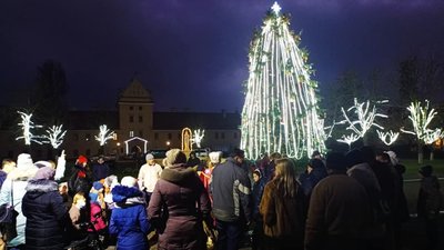 У центрі Жовкви засяяла новорічна красуня (ФОТО)