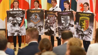 На Форумі місцевого розвитку презентували серію плакатів з емблемами військових частин