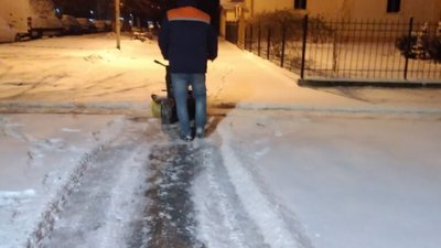 У Львові комунальники одягнули невидимі костюми: вони працюють, але їх ніхто не бачить