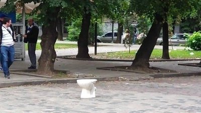 У Львові посередині дороги поставили унітаз (ФОТО)