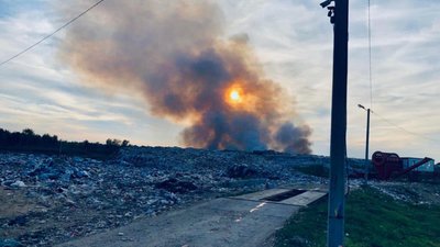У Новояворівську горить сміттєзвалище (ФОТО)