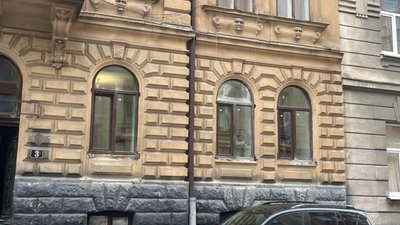У центрі Львова поставили пластикові вікна
