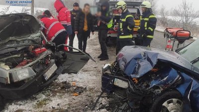 На Львівщині в автотрощі постраждало троє осіб (ФОТО)