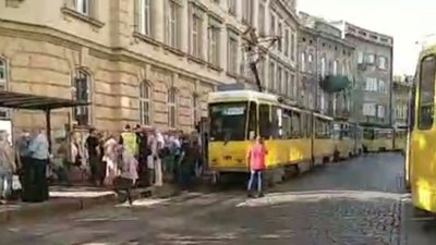 У Львові в трамваї №3 контролери розпилили газовий балончик