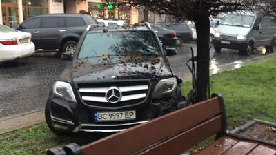 У центрі Львова розбили дорогу іномарку (ФОТО)