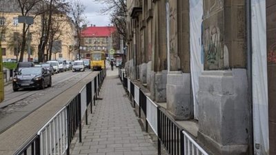 У Львові просять демонтувати дивний пішохідний перехід (ФОТО)