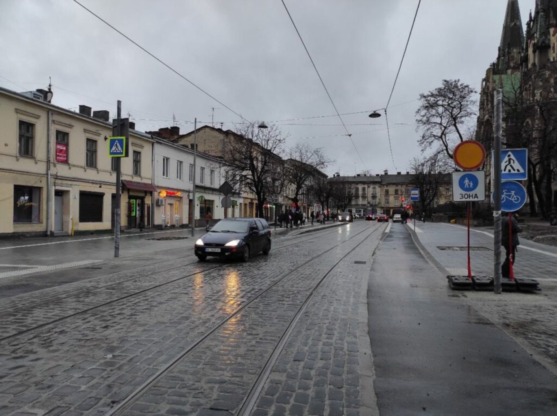 У Львові на площі Кропивницького працює поліція, фото Зручне місто