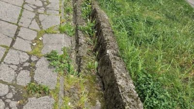 У Львові у спальному районі розвалюється тротуар (ФОТО)