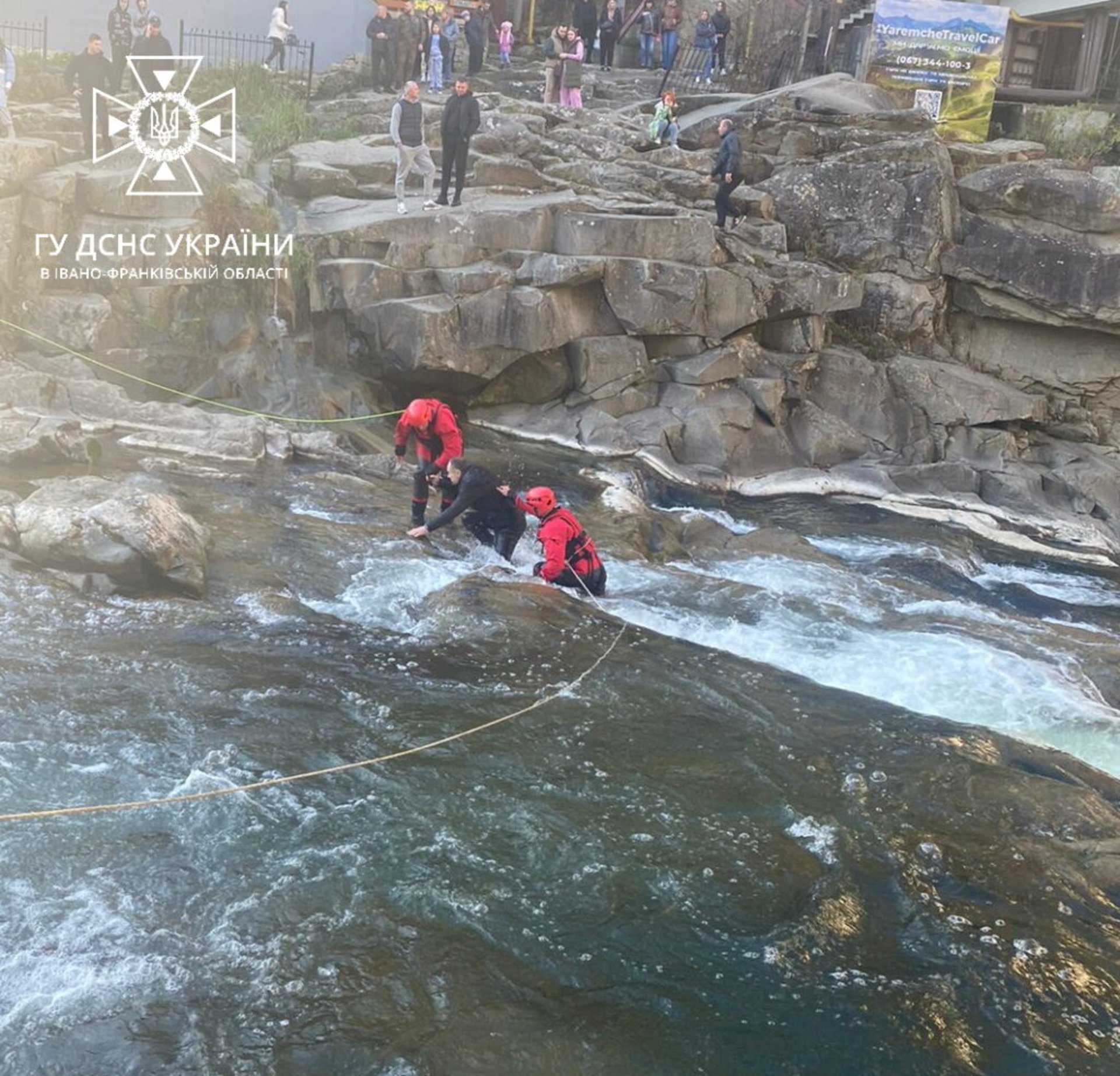 У Яремче дитина впала у бурхливий потік біля водоспаду