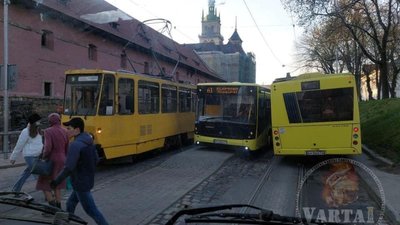 У Львові автобус "сів" на острівець безпеки (ФОТО)