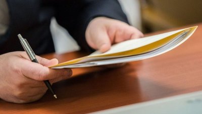 В Одесі працівники російського консульства палять у дворі документи