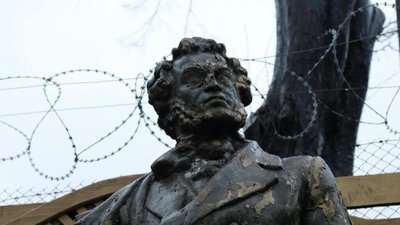 У Чернівцях демонтували пам'ятник Пушкіну
