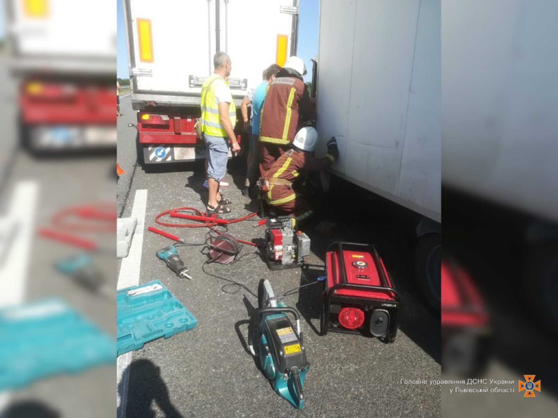 На Львівщині рятувальники деблокували затиснутого чоловіка під час ДТП