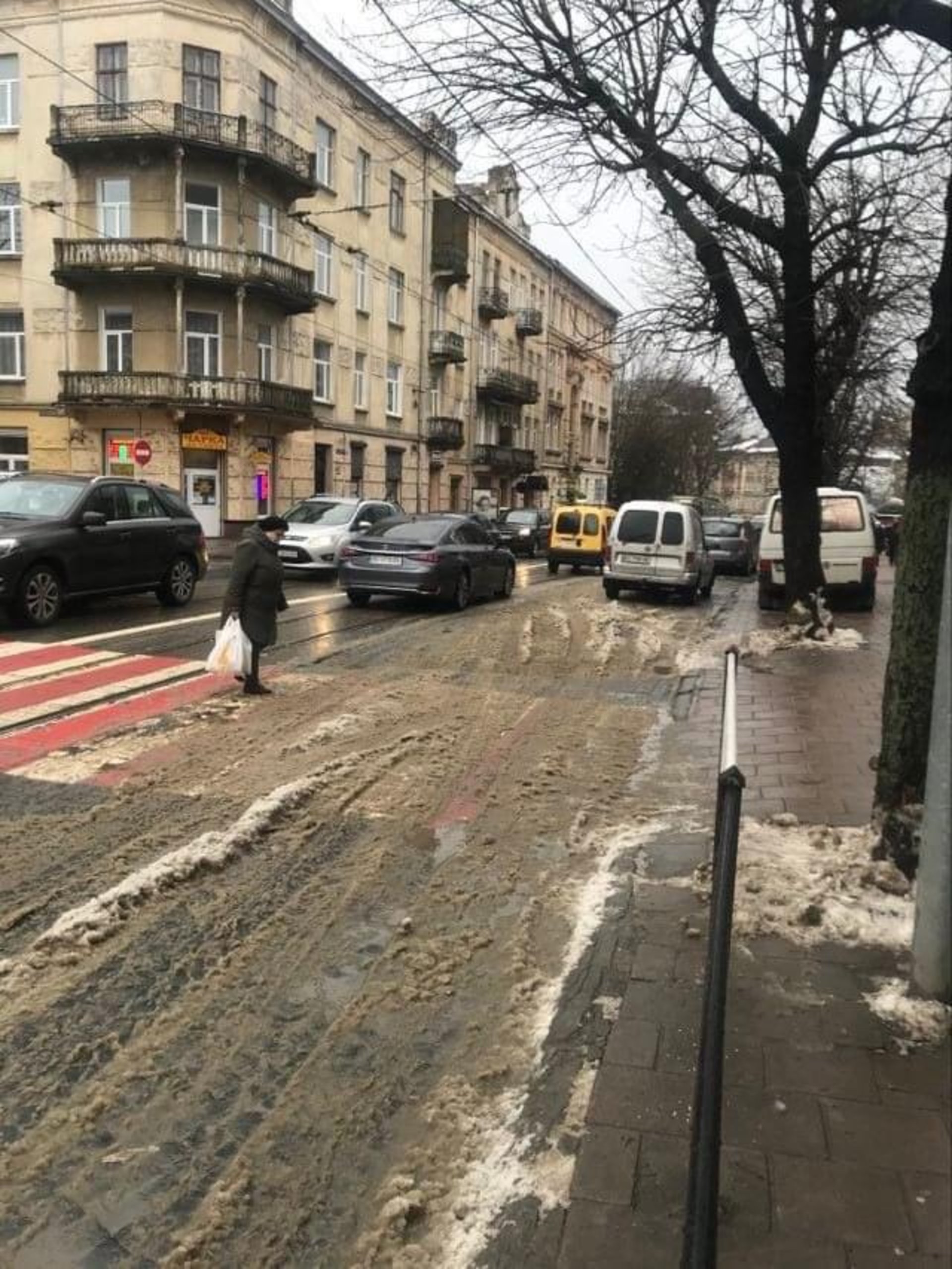 У Львові сніг із тротуарів викинули на пішохідний перехід, фото ГЛМЛ