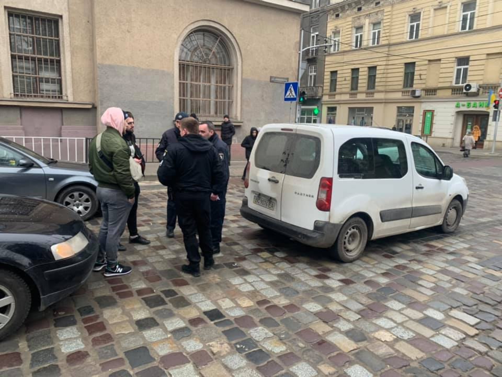 У центрі Львова побились двоє водіїв, одного госпіталізували, фото Варта-1