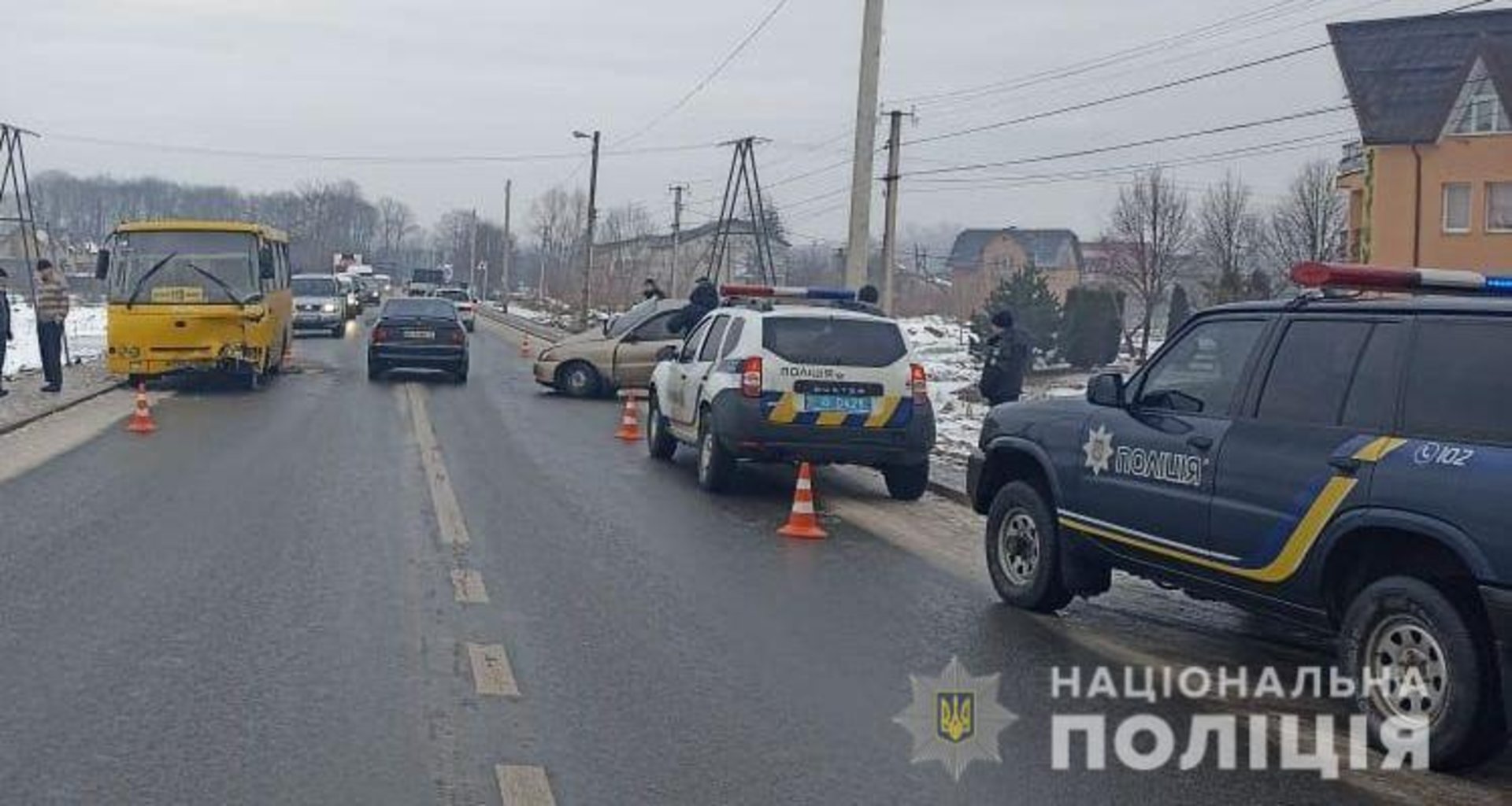 На Львівщині автомобіль не розминувся із рейсовим автобусом