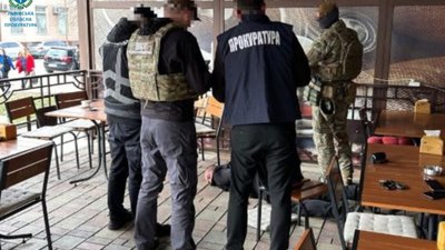 За 9 500 доларів США обіцяв переправити чоловіка у Словаччину