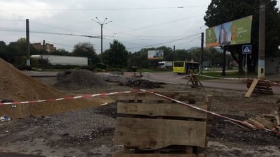 Львів’ян обурює розритий острівець безпеки на перехресті вул. Чорновола-Варшавської  (ФОТО)