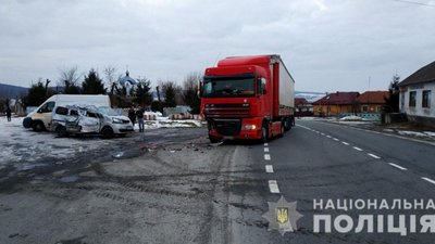 На Львівщині вантажівка розчавила бус: є загиблі і постраждалі
