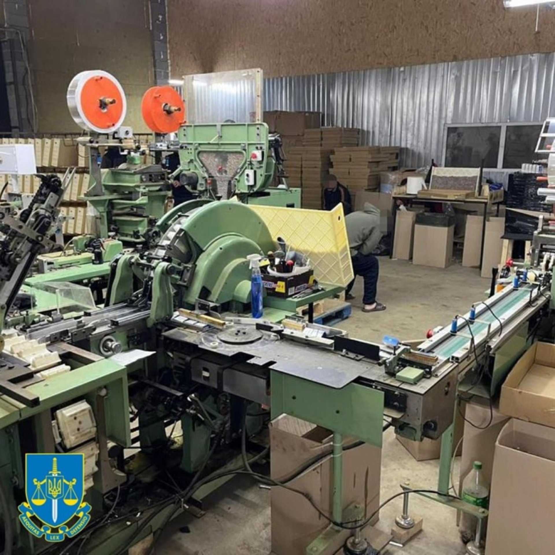 На Львівщині припинили діяльність підпільного цеху з виготовлення цигарок