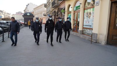 У Львові суд визнав винним чоловіка, який перебував в парку без маски