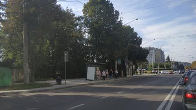 У Львові падає нещодавно встановлена зупинка громадського транспорту (ФОТО)