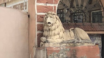 У Львові під час ремонту вулиці пошкодили фігуру лева (ФОТО)