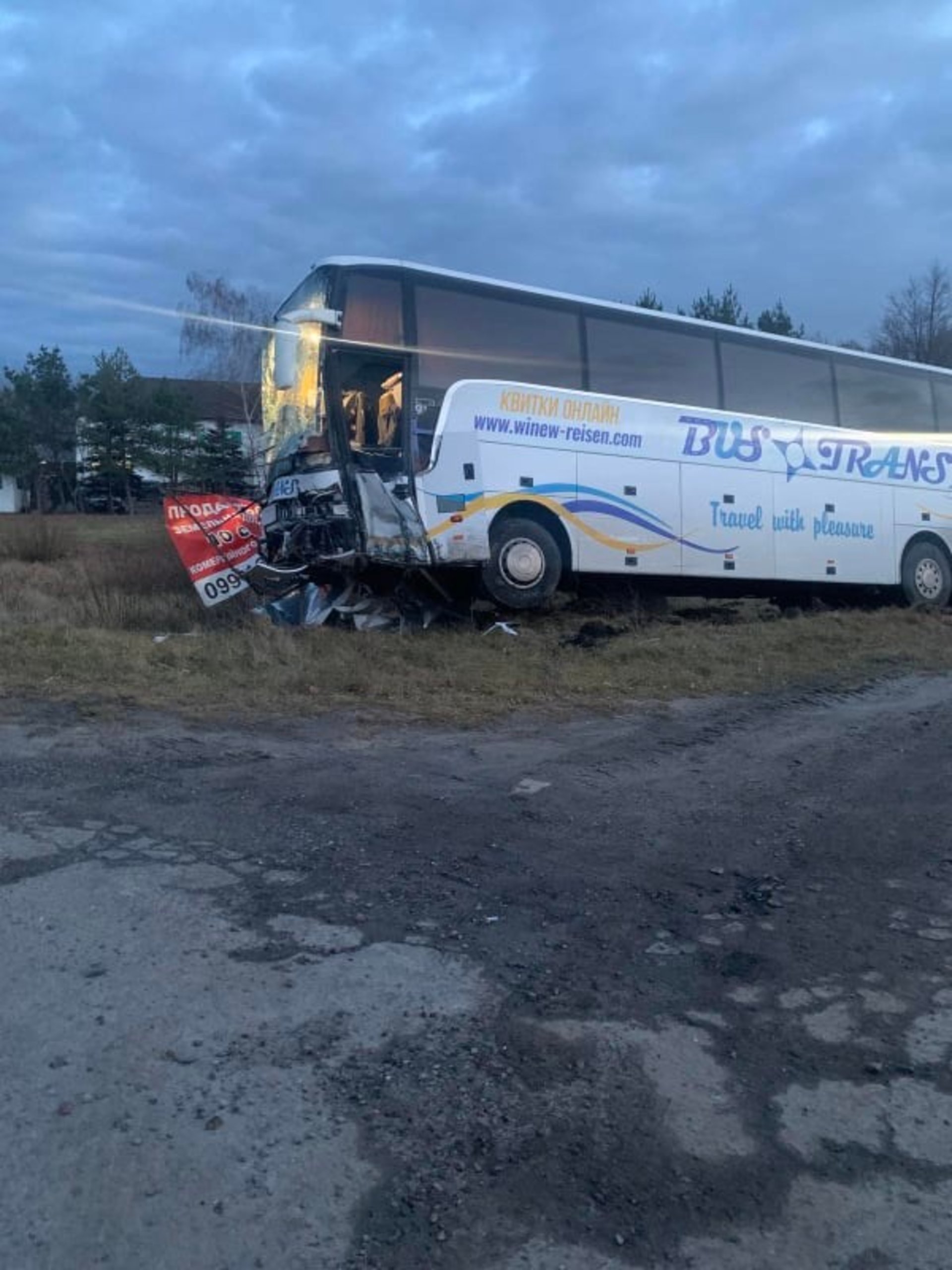 У Зимній Воді автомобіль не розминувся із автобусом, фото Варта-1