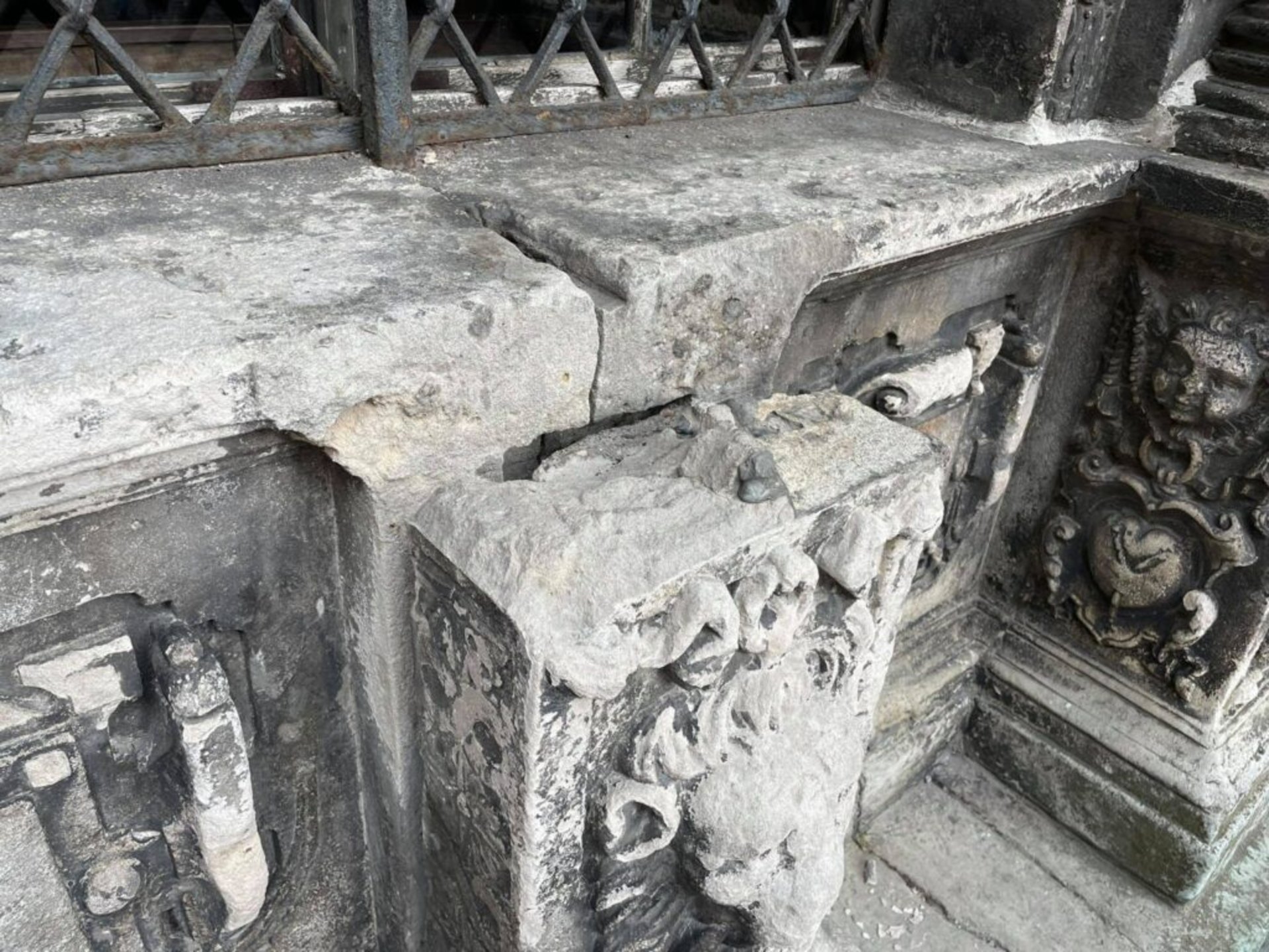 У Львові вандали понищили каплицю Боїмів, фото Варта-1