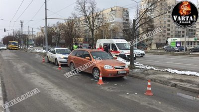 Перебігають дорогу: у Львові чоловік перекотився через автомобіль (ФОТО)
