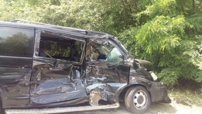 Просто уявіть собі, що в автобус з дітьми врізався кортеж Порошенка.. А вам весь день показують труси Зеленського