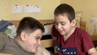 Двоє братиків з Одещини, які ледь вціліли від ракетного обстрілу росіян, поїхали до Австрії на реабілітацію