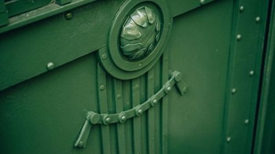 У Львові відновили металеву браму із соняхами