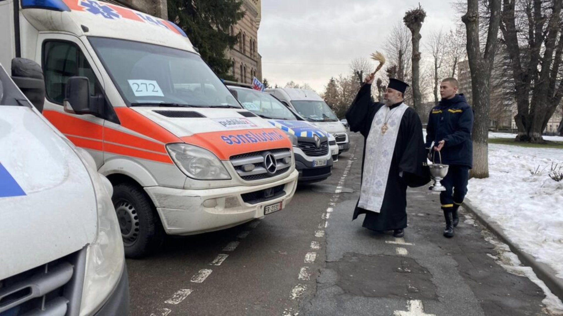 Українці із Люксембурга передали 16 автомобілів екстерної медичної допомоги