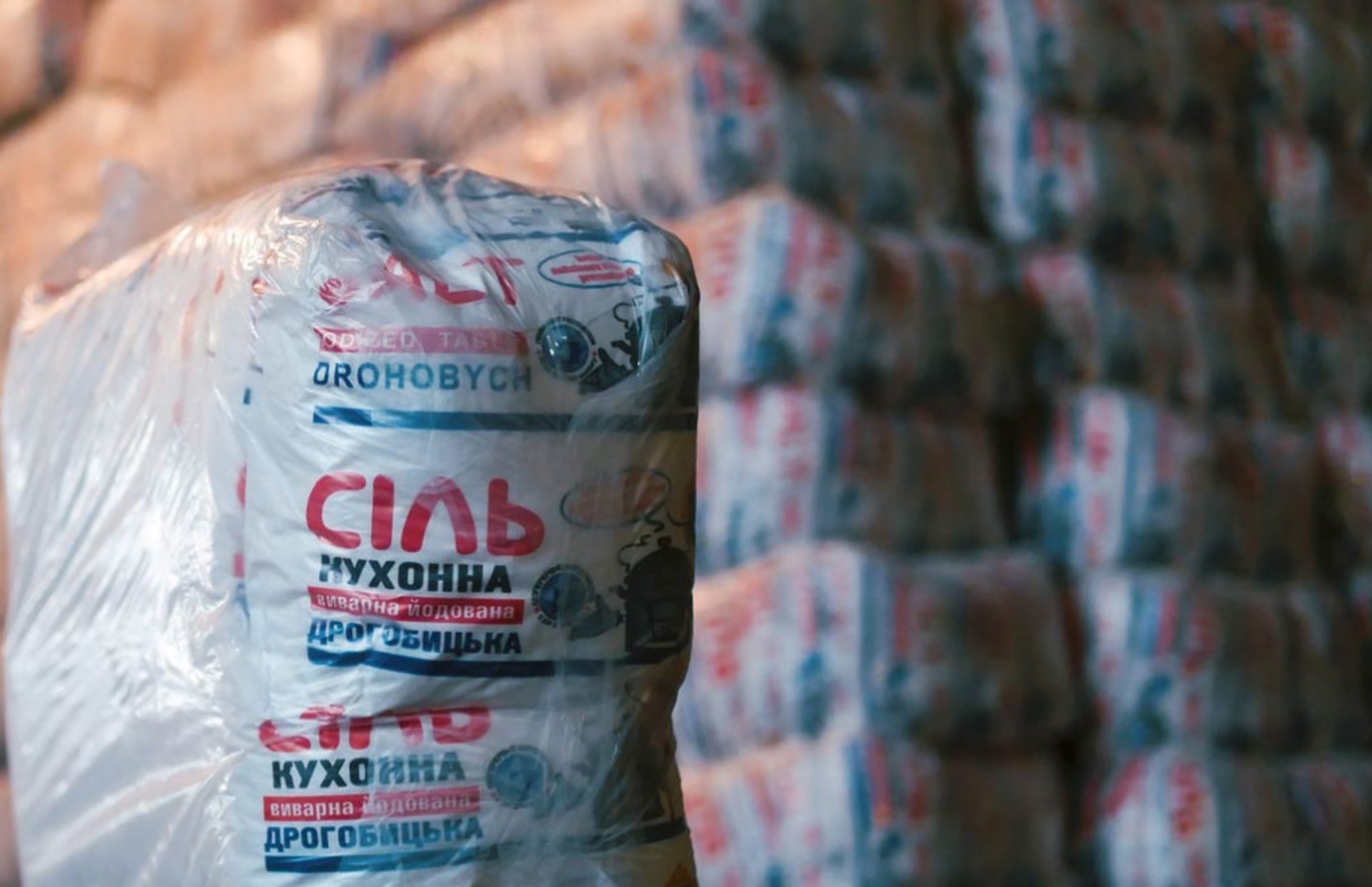 На Заході країни сіль з Дрогобича місцеві купують переважно з патріотичних почуттів. Незважаючи на те, що одна упаковка коштує 12 гривень – в три-чотири рази дорожче, ніж будь-яка інша сіль українського виробництва