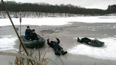 На Львівщині четверо рибалок провалилися під лід, один загинув