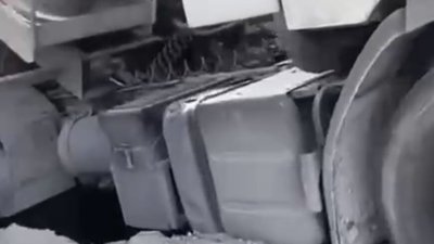 У центрі Львова на будівельному майданчику провалилась вантажівка (ВІДЕО)