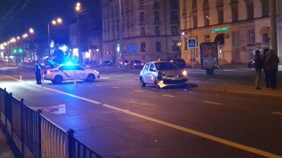 У Львові біля приміського вокзалу автомобіль таксі збив чоловіка (ФОТО)