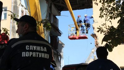 Версій поки дві: вибух побутового газу та зношеність дерев’яних перекриттів, - Зеленський про трагедію у Дрогобичі